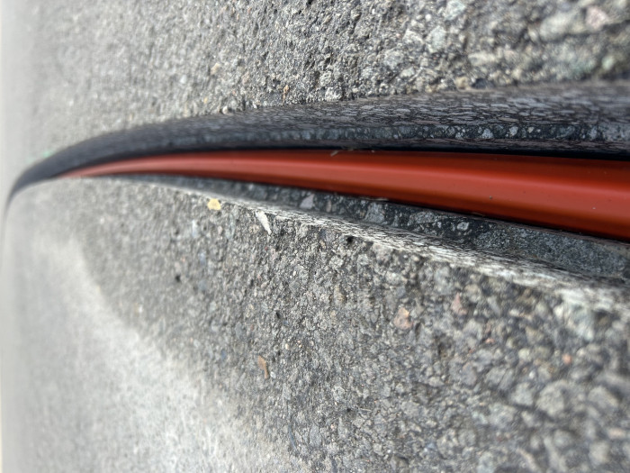 Der Stufenschlitz ist nicht viel breiter als das Leerrohr, das in ihn verlegt wird. (Bild: Fiber Europe/BBV Deutschland)